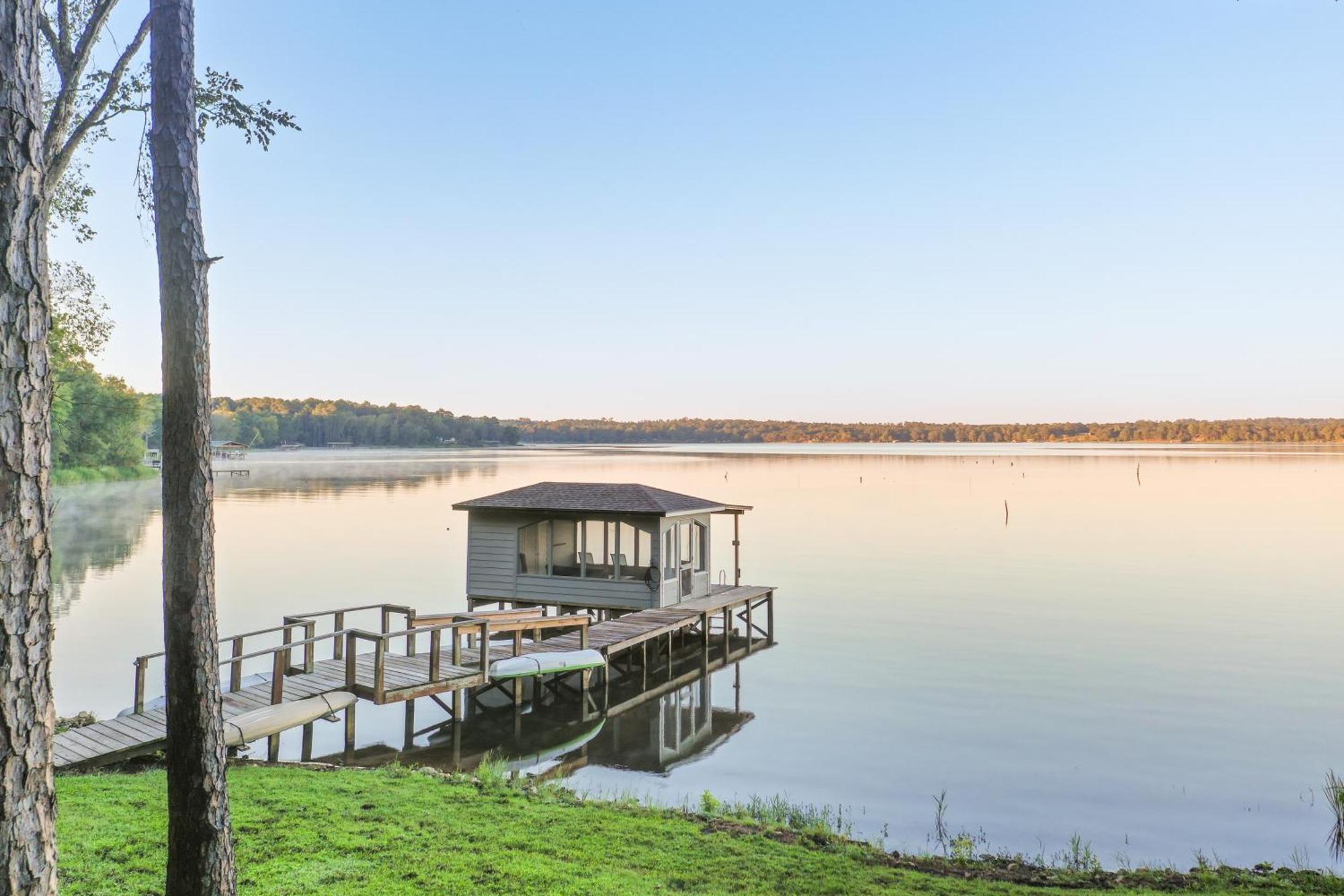 Lakefront Crockett Cabin With Boathouse And Kayaks! Villa Reynard Exterior photo