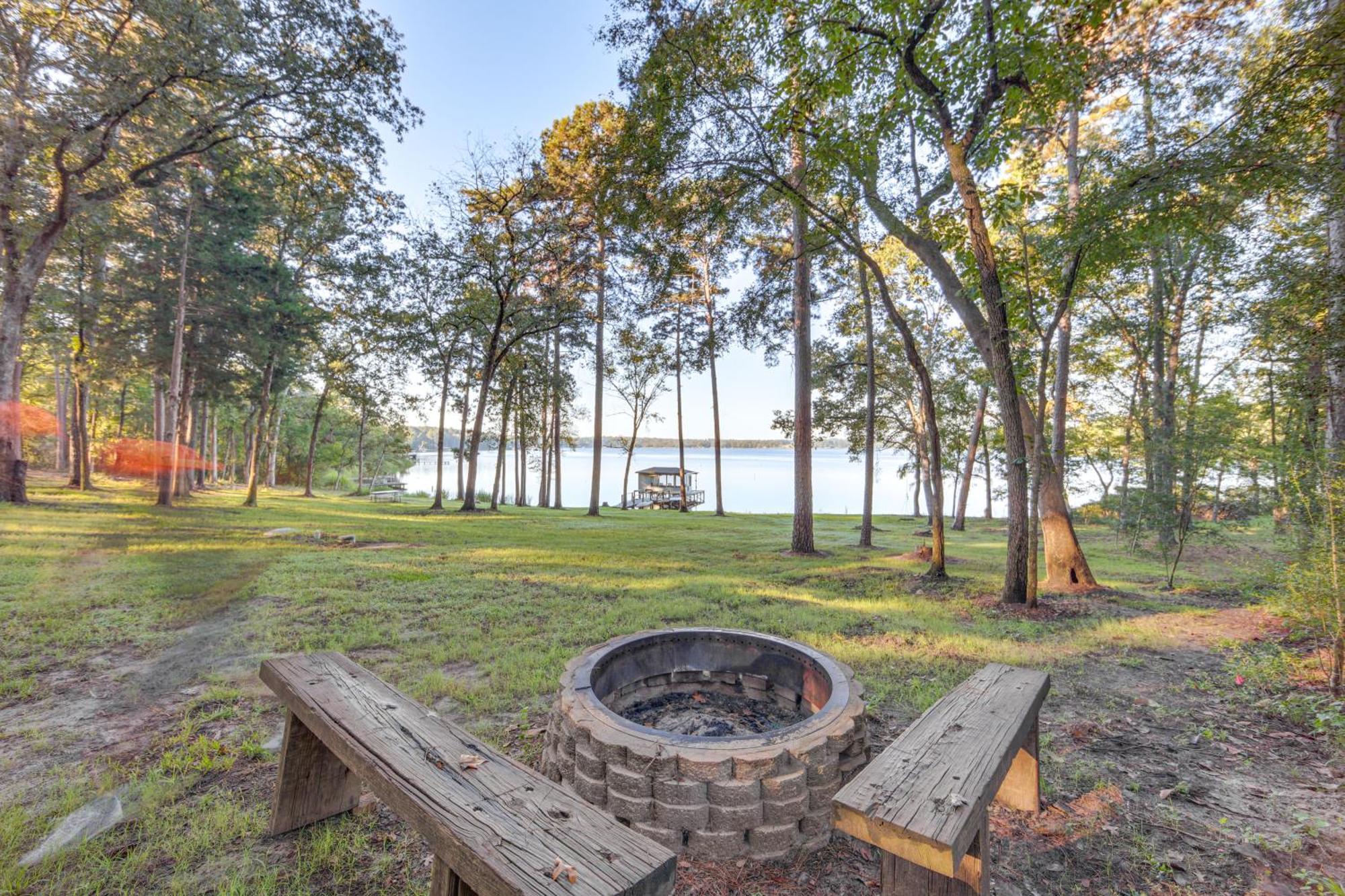 Lakefront Crockett Cabin With Boathouse And Kayaks! Villa Reynard Exterior photo